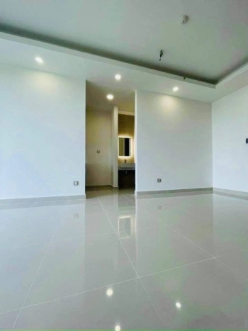 Officetel Q7 Boulevard tầng 4 ban công rộng rãi, view đón gió thoáng mát.