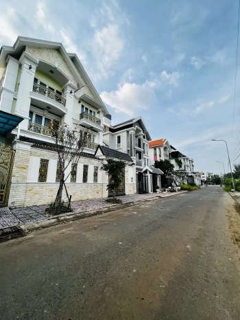 BT Liên Phường Q9 - 4 Lầu Có Hầm + Thang Máy - NT Cơ Bản Phù Hợp Làm Vp Công Ty