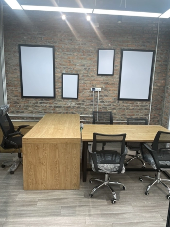 Biệt thự kinh doanh tốt, đối diện là văn phòng tòa nhà Nam Cường.