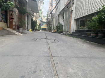 Nhà C4 Lạc Long Quân, 50m2, hẻm xe hơi đỗ cửa 6tỷ2