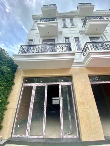 Bán nhà MT trung tâm quận Tân Phú, 1 trệt 3 lầu, đang cho thuê giá 50tr/tháng LH 0395457564