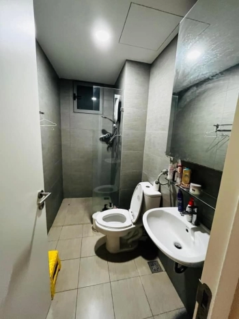 Cần cho thuê căn hộ 2 phòng ngủ nhà trống giá 6,5tr có ít nội thất rèm quạt ở liền Sky 9