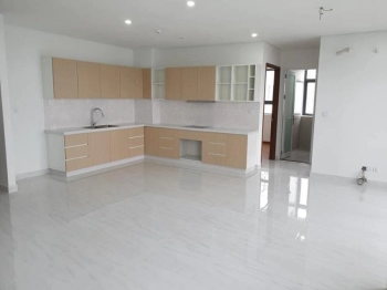 Căn hộ D-Vela tầng cao đón view thành phố, nội thất cơ bản.