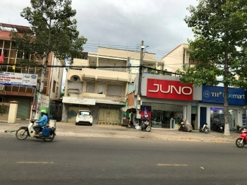 Bán căn nhà mặt tiền, ngang 9,3 dài 24.3, một trệt, 2 lầu 1 sân thượng