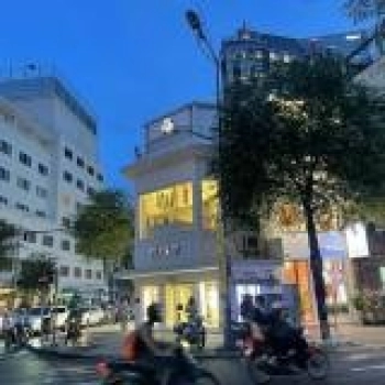 cần bán gấp nhà ngay MT chợ Bến Thành 4.2x20m, 2lầu, chỉ 30 tỷ TL