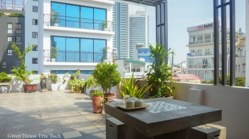 Cho thuê nhà MP Bạch Mai: 200m x 6 tầng, MT: 7 m, thông sàn, thang máy, rieng biet
