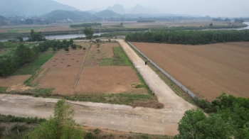 bán lô đất dt 2316m2 view sông, bám đường rộng thông thoáng tại kim bôi hòa bình