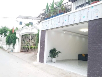 ????Bán nhà 3 tầng siêu đẹp để đc 2 xe ô tô, kinh doanh đc, đường thông thoáng gần Gà quê- Khai Quang- Vĩnh Yên- Vĩnh Phúc. ✅ Gần Big C (Go) Vĩnh Yên, gần khu ĐÔ THỊ NAM, Vĩnh Yên, Gần khu CÔNG NGHIỆP Khai Quang. Phòng khách để đc 2 xe ô tô, 4 phòng ngủ, 1 sân cà phê, 1 phòng tập yoga tầng 3... Bác nào quan tâm alo trực tiếp giúp e.