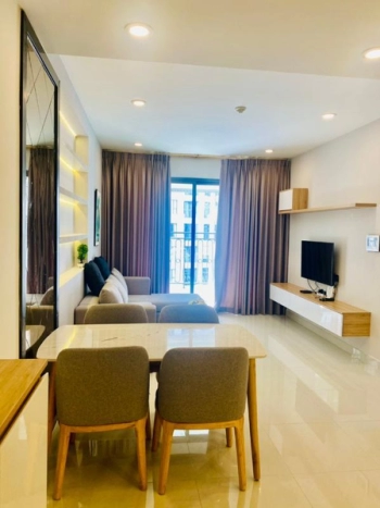 Căn hộ Saigon Royal tầng 18 cửa hướng Đông Bắc, đầy đủ nội thất.