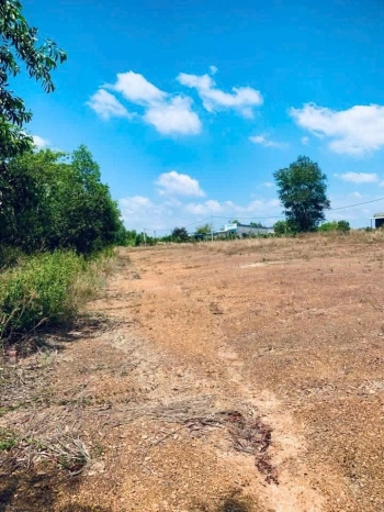 ◾️B.án 7 lô đất nền mặt tiền đường nhựa Suối Rao, huyện Châu Đức ▪️Diện tích 5x35. Sổ riêng có 80m thổ cư. 👉G.iá lẻ chỉ 600tr/1 lô. G.ía sỉ 5xx/lô.  ◾️ Vị trí