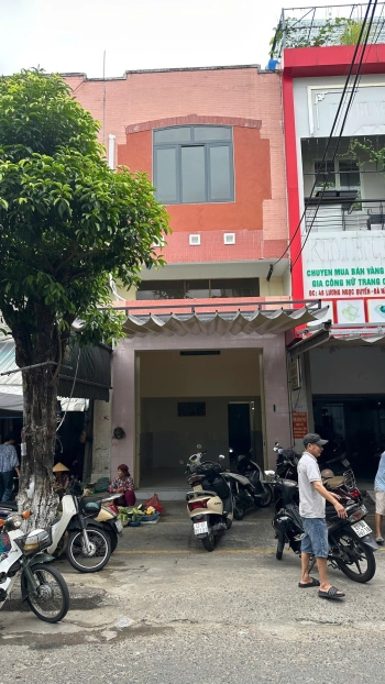 CHO THUÊ NHÀ NGUYÊN CĂN – 2 TẦNG + 1 TẦNG LỬNG – VỊ TRÍ SIÊU ĐẸP, HIẾM