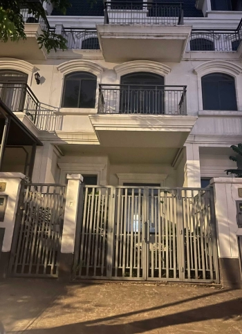 Bán 2 căn liền kề 12x16m, full nội thất 15,2 tỷ/căn, Tây Bắc, đối diện trường học.