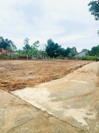 Chủ nhà bán gấp lô 166m2 đường ô tô 4.5m cách trục chính 50m đang bán rẻ 600 triệu có sẵn sổ, có hỗ trợ vay .