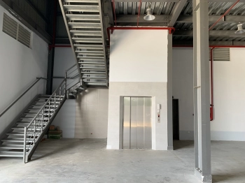 Cho thuê xưởng 2500m2 KCN Hiệp Phước Nhà Bè giá rẻ. Tổng diện tích sử dụng: 1,856,24m2               sân rộng 570m2. Kho có 2 thang bộ và 1 thang máy tải hàng, trọng tải một tấn, PCCC tự động. Liên hệ 0971712299 Ngọc Huế