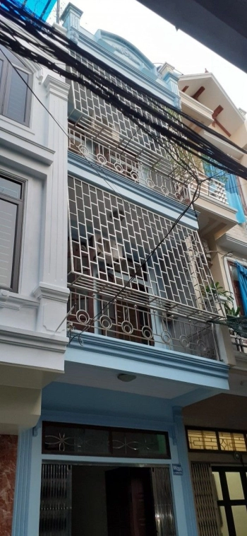 Nhà 3 tầng,2 ô tô chánh nhau,gần sân bóng,đầy đủ nóng lạnh điều hòa,có thể mở buôn bán nhỏ,nail,tóc,spa,tạp hóa