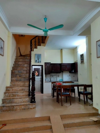 Cho thuê nhà tại Hàng Bún, DT: 40m x 5 tầng Thông sàn, MT: 3m8 nở hậu, 15 triêu