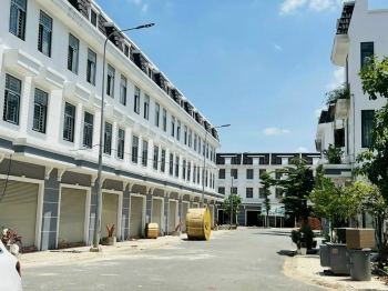 CUỐI NĂM ANH CHỊ CẦN KIẾM 1 CĂN NHÀ ĐẦY ĐỦ MỌI TIÊU CHÍ MÀ GIÁ RẺ * TẬN ĐÁY *