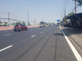 bán cắt lỗ lô đất tại tp dĩ an bình dương, đường nhựa, đường thông , gần ngã tư 550 