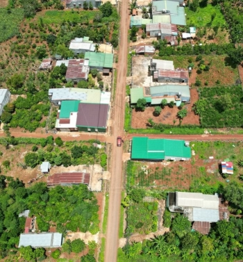 Bán lỗ 150tr ở thị xã, ngay KCN. DT 20 x50= 1000m2 đất gần chợ tiện buôn bán. Giá 300 triệu