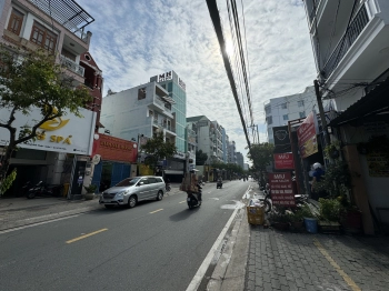 Mặt tiền chính LÝ Phục Man Q7. Dt 5,6x23,5m CN 141m2 Ngay chợ