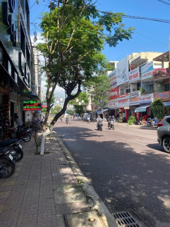 Bán nhà mặt tiền Trần Hưng Đạo giá rẻ